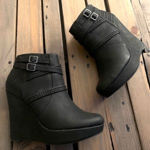 Jasmin Women’s US Size 12 Black Pleather Booties❄️